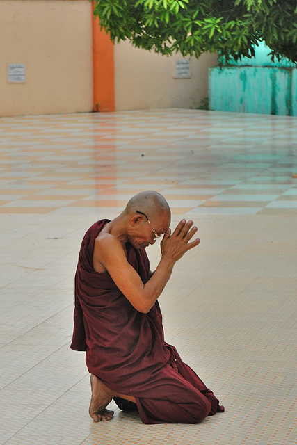 Monk praying to the Buddha in Botataung Pagoda