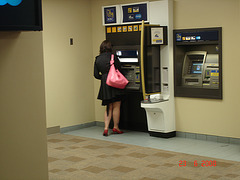 Lady ATM in high heels / Dame ATM en talons hauts - Photo originale
