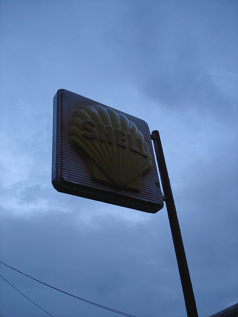 Shell sign  / Essence en hauteur - 13 juillet 2010