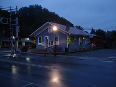 Railroad crossing and depot  - 13 juillet 2010.