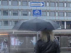 Umbrella blond Lady in high-heeled boots / Dame blonde au parapluie en bottes à talons hauts -  26 octobre 2008