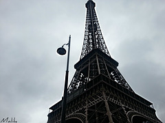 Paris sous un ciel gris.