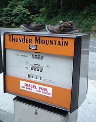 Old shoes & gas / Souliers usés et gasoline - Thunder mountain general store /  11 juillet 2010