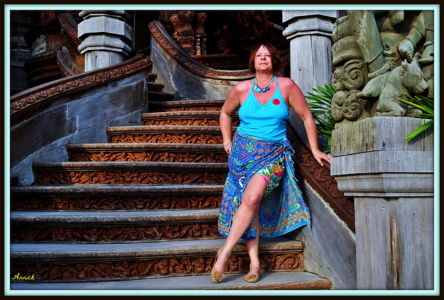 Dame Annick / LA MONTEE DES MARCHES !! - Ready to climb those stairs !