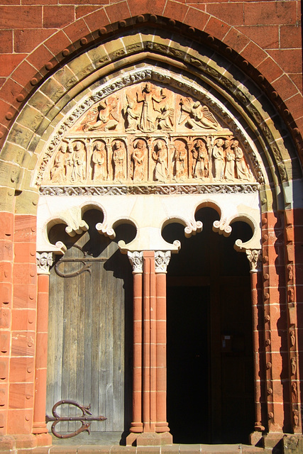 Portail de l 'Eglise de Collonges la Rouge Corrèze ( Li