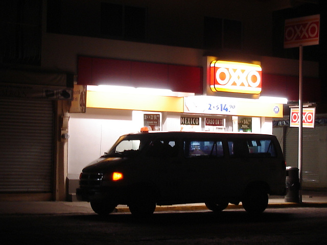 Oxxo by the night / Oxxo de soir