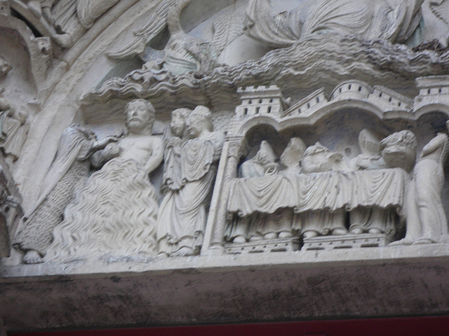 Cathédrale de Sens, fronton : baptème du Christ
