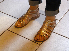 Isa, infirmière en sandales dorées / Isa, nurse in golden sandals - 28 juin 2012.