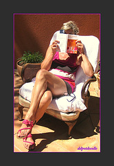 Mon amie / My friend DD pot de colle - Lectrice aux gambettes remarquables / Reader with matchless legs - Photo originale.