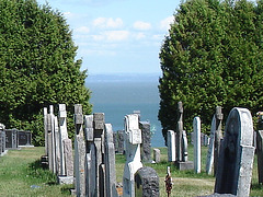 Fleuve et cimetière / Sea and cemetery.