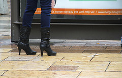 Dame Spirit / Lady Spirit - Manger et bouger en Bottes de cuir à talons hauts !  -   Thinking of eating and making exercices in high-heeled boots !