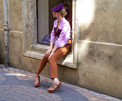 Jeune Française en talons hauts / Young French Lady in high heels - 10 juillet 2012 - Photo originale