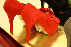 Dame Spirit  se cherchant une nouvelle paire d'escarpins /  Lady Spirit shopping for a new pair of heels !