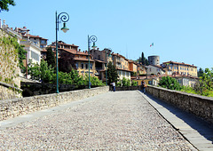 Weg in die Altstadt von Bergamo
