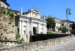 Aufgang in die Altstadt von Bergamo
