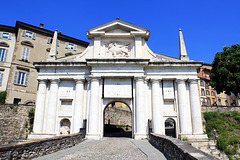 'Porta San Giacomo' vor der  Altstadt von Bergamo
