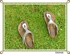 Sandales au repos / Resting sandals - Sans Noemi dedans / Without Noemi in them