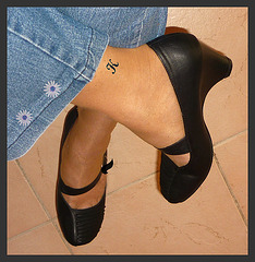 Mon amie / My friend Christiane  / Croisement de chevilles sexy en talons hauts - Crossing her sexy ankles in high heels - 6 février 2011 -  Recadrage