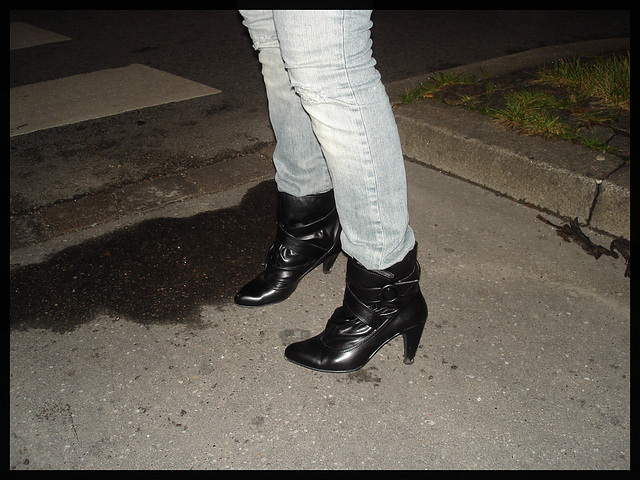 Sweet Danish young Lady in high-heeled leather boots / Jeune Dame Danoise en bottes de cuir à talons hauts  - 6 novembre 2007