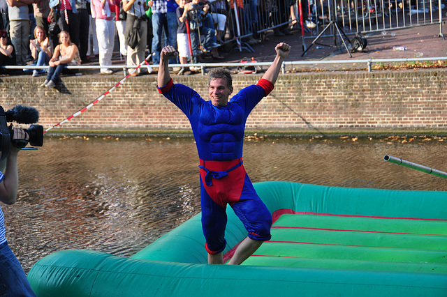 Leidens Ontzet 2011 – Fierljeppen – Superman showing his muscles