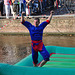 Leidens Ontzet 2011 – Fierljeppen – Superman showing his muscles