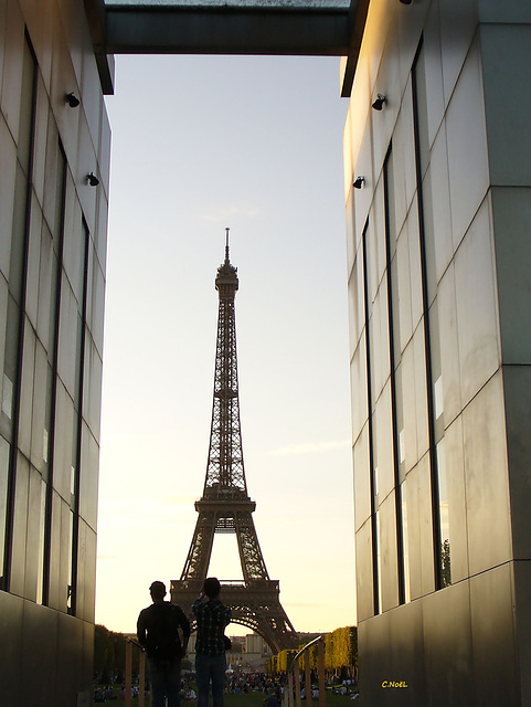 Le Mur pour la Paix et la Tour Eiffel !