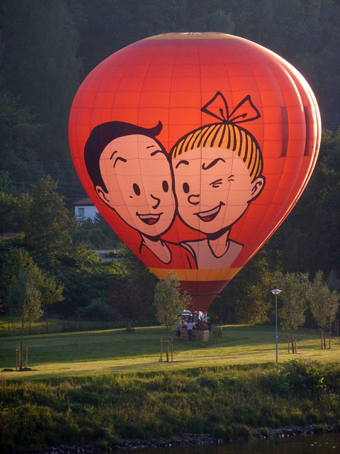 Heißluftballon - Ein Lächeln aus dem Elbtal an alle Kinder dieser Erde - rideto el la Elbvalo al ĉiuj infanoj de la mondo
