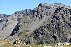 Blick auf Hintergrathütte (2661 m)