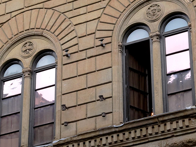02.Florence  fenêtres sur la façade du palais Medicis