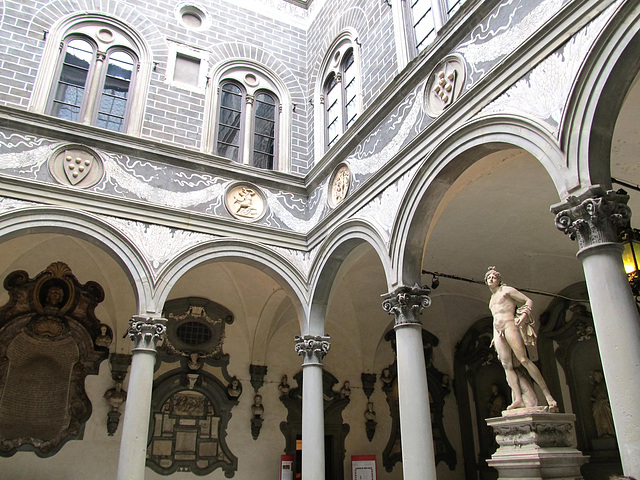 09.Palais Medicis cour intérieure