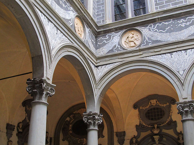 12.Palais Medicis. Cour intérieure détails