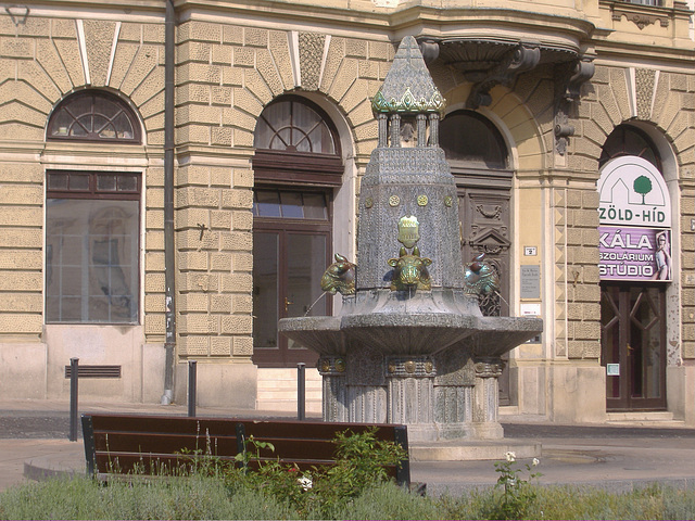 Pécs: fontano Zsolnay