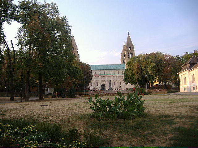 Pécs: la katedralo — rigardo de apud la parko antaŭ ĝi