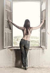 Mujer asomada a una ventana
