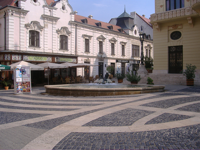 Pécs: stratoj en la urbocentro