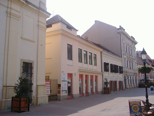 Pécs: stratoj en la urbocentro