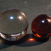 Dos esferas de vidrio de color