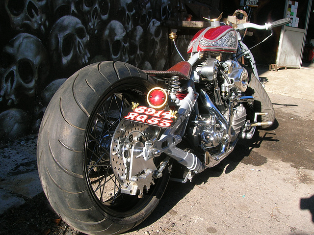 Moto avec une roue arrière normale