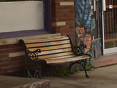 Folino's Superette's bench / Banc Folino's Superette - 16 août 2009  / Recadrage.