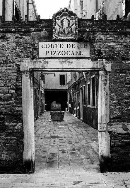 Corte de le Pizzocare (Venice in monochrome 11)