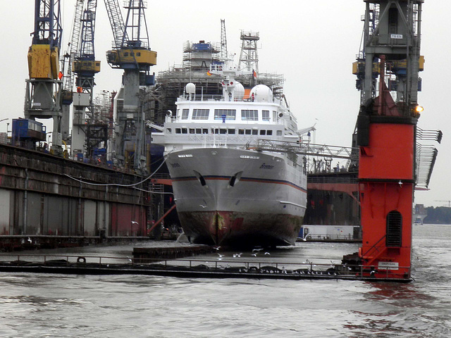 Kreuzfahrtschiff  BREMEN im Dock