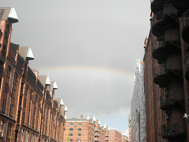 Regenbogen über der Speicherstadt