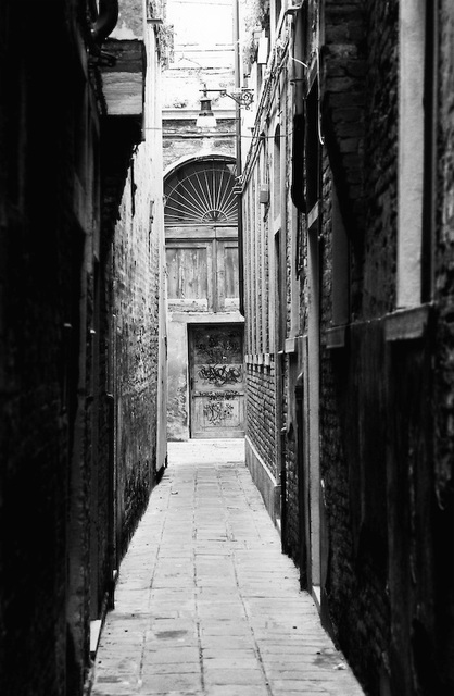 Alley (Venice in monochrome 2)