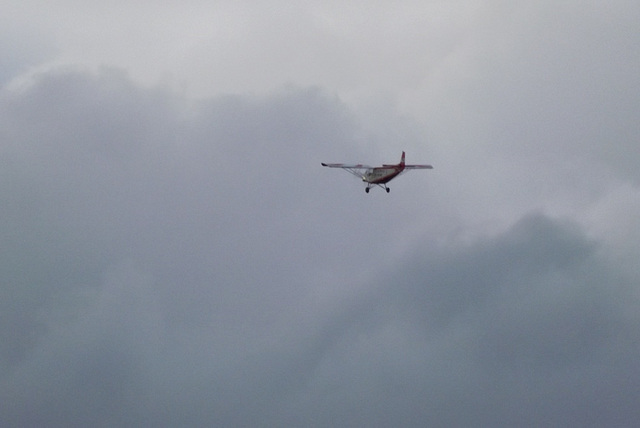 Avion dans un ciel nuageux, Chambley