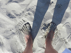 Les beaux pieds ensablés de Christine / Christine's sexy sandy feet.