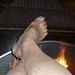 Les beaux Pieds de Christiane recherchant la chaleur / Christiane 's sexy  feet looking for heat