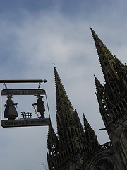 la cathédrale de QUIMPER sur ciel bleu
