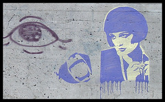 La Dame en bleu à l'oeil géant 13X / The Lady in blue with the 13X big eye - Recadrage