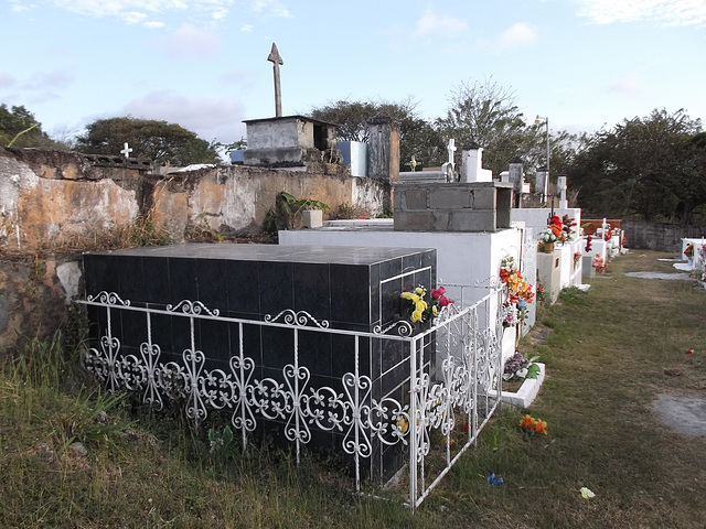 Cimetière Panaméen /  Panamanian cemetery.