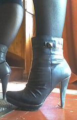 Chantal en bottines à  talons hauts / Chantal's high heeled short boots -  Amie de Claudine's friend  / 20 novembre 2012 - Recadrage